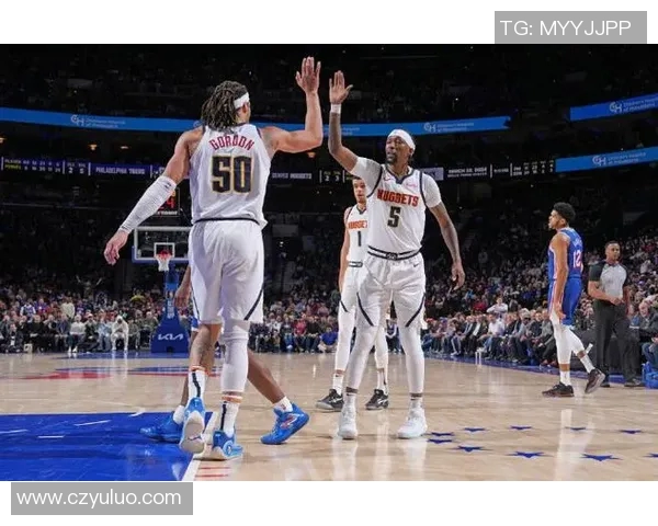 恩比德领衔76人挑战掘金球队争夺季后赛关键胜利