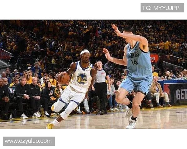 勇士在季后赛激战中以3比2战胜火箭展现强大实力与团队默契