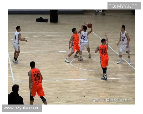 篮球明星跨界挑战拳击赛场展现全新运动魅力与拼搏精神